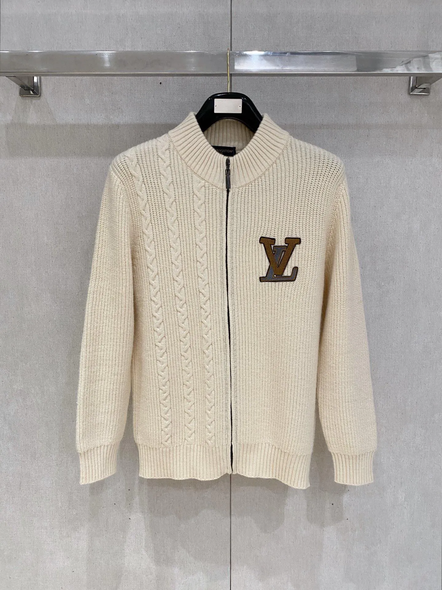 🅿️540 【LV Louis Vuitton】Autumn and winter classic cardigan sweater, in full condition! ! ! Wool blended fabric, the latest model in 2025, golden ratio! ! Slim-fitting soft gold, versatile and practical item, the combination and practicality are extremely powerful, simple and elegant, and classy! To create your own style, it is highly recommended to buy it in two colors. The standard slim fit tailoring process is suitable for both young and old men. It is knitted from wool and will not cause any discomfort! While keeping warm, it is stylish, textured and wearable, and the classic logo with contrasting colors on the chest feels in place! ! Recommended for regular customers! ! Size M-3XL (maximum wear: 190 pounds)